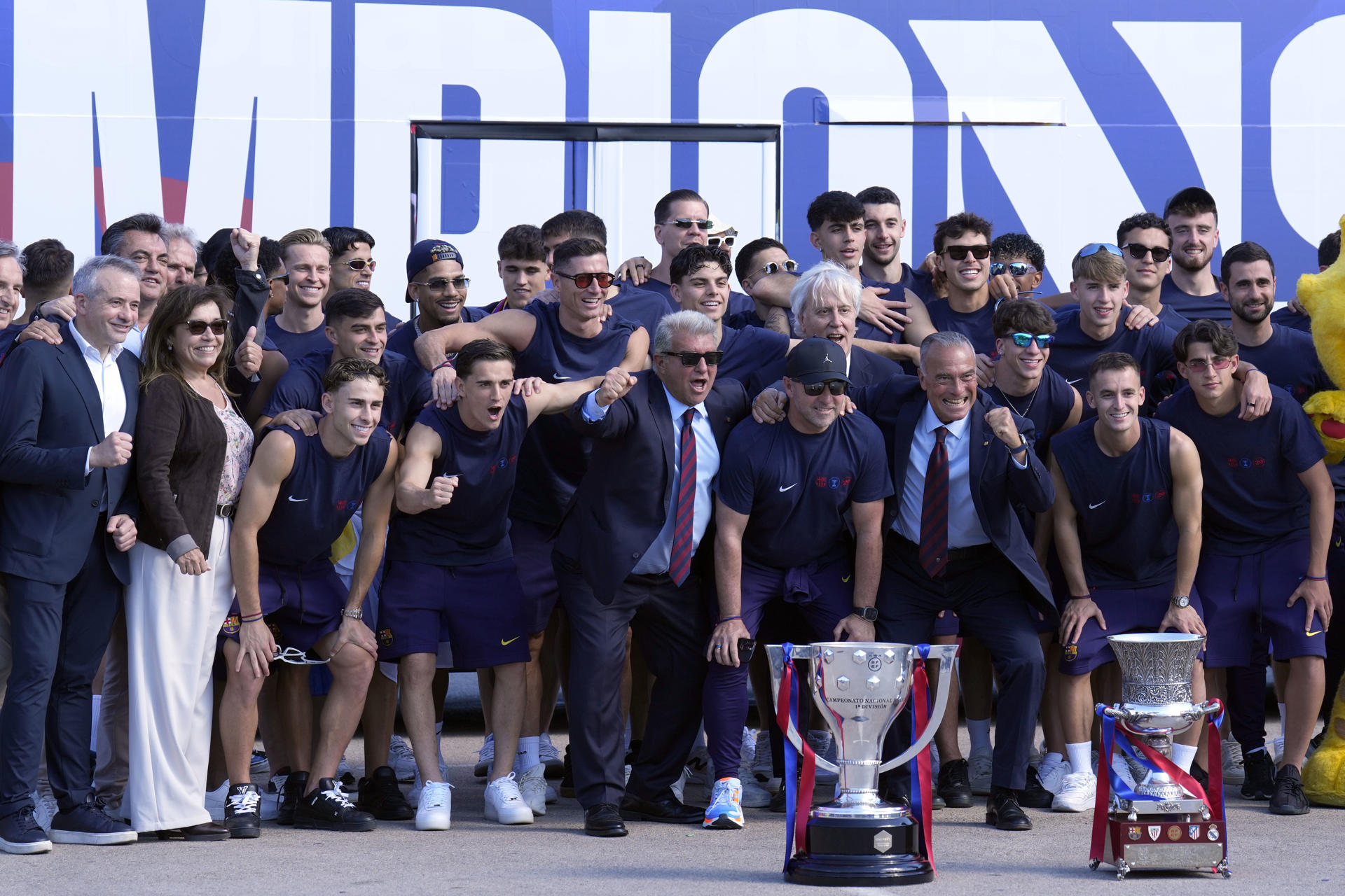 En FOTOS: una marea azulgrana acompañó celebración por el bicampeonato liguero del Barcelona