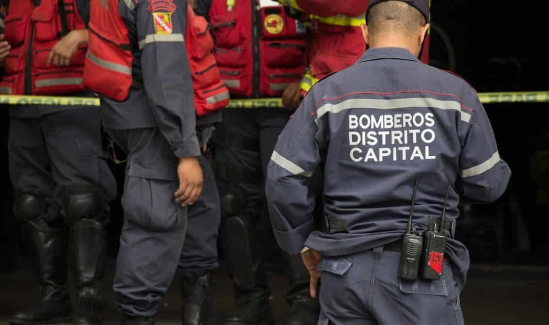 ¡Milagro en Caracas! Bomberos lograron revivir a un cachorro asfixiado por feroz incendio de una vivienda (VIDEO)