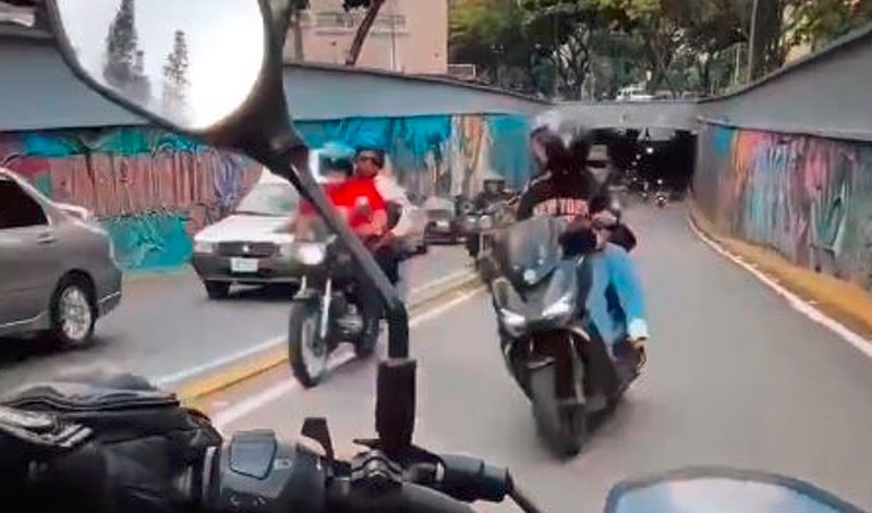 Imprudencia al límite: Motorizado casi causa una tragedia en la avenida Victoria de Caracas (VIDEO)