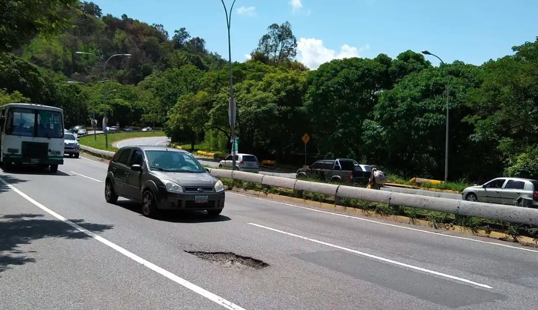 Tragedia en la Cota Mil: pareja murió tras brutal choque en moto contra vehículo accidentado
