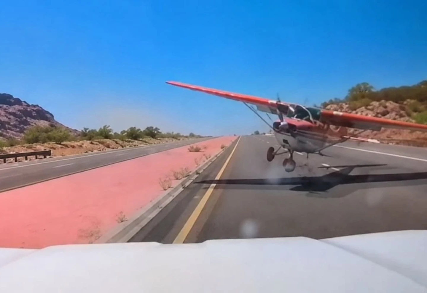 Pánico en Arizona: avioneta casi choca contra un vehículo al aterrizar de emergencia en autopista (VIDEO)