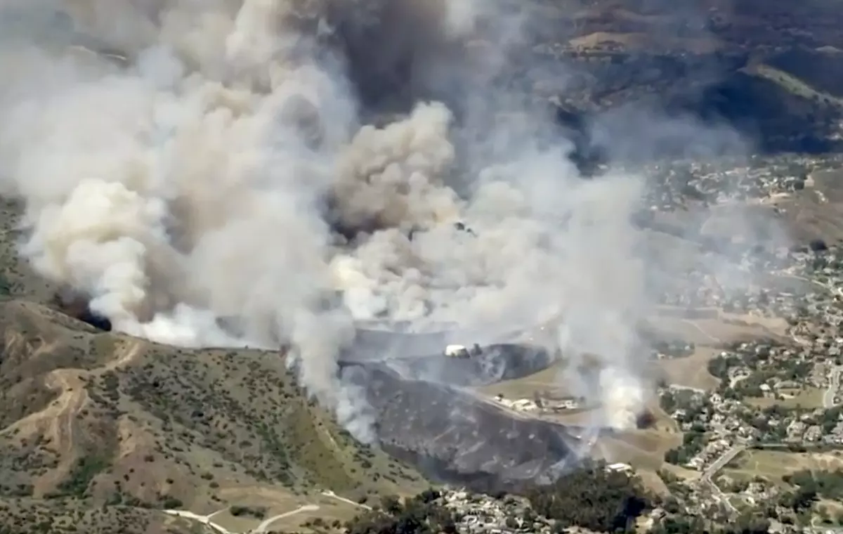 Más de 20 mil personas fueron evacuadas tras devastador incendio en el sur de California
