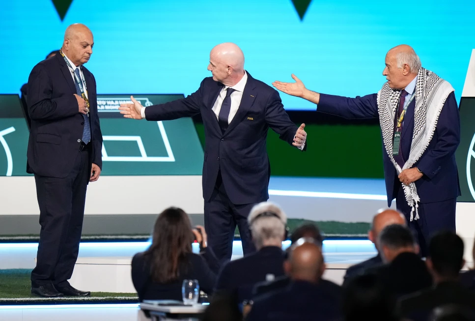 Directivos palestinos e israelíes de fútbol se niegan a darse la mano en el Congreso Fifa (VIDEO)