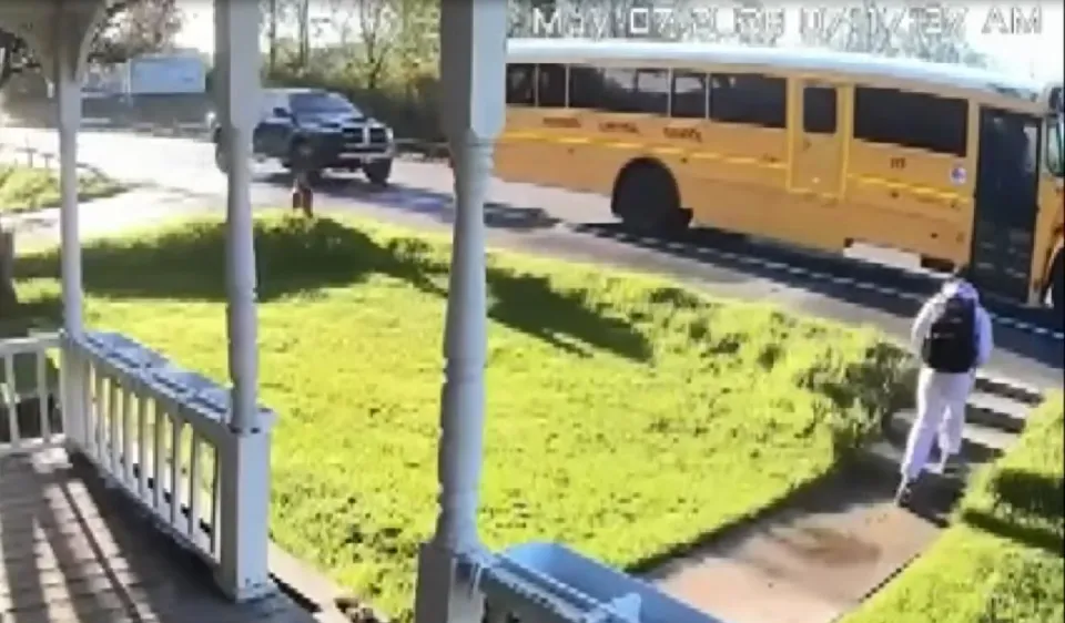 VIDEO: Conductor distraído chocó contra un autobús escolar y dejó seis heridos en Nueva York