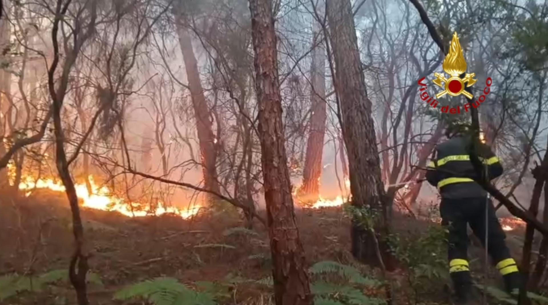 Más de tres mil personas evacuadas por el incendio de un monte cerca de la Toscana italiana