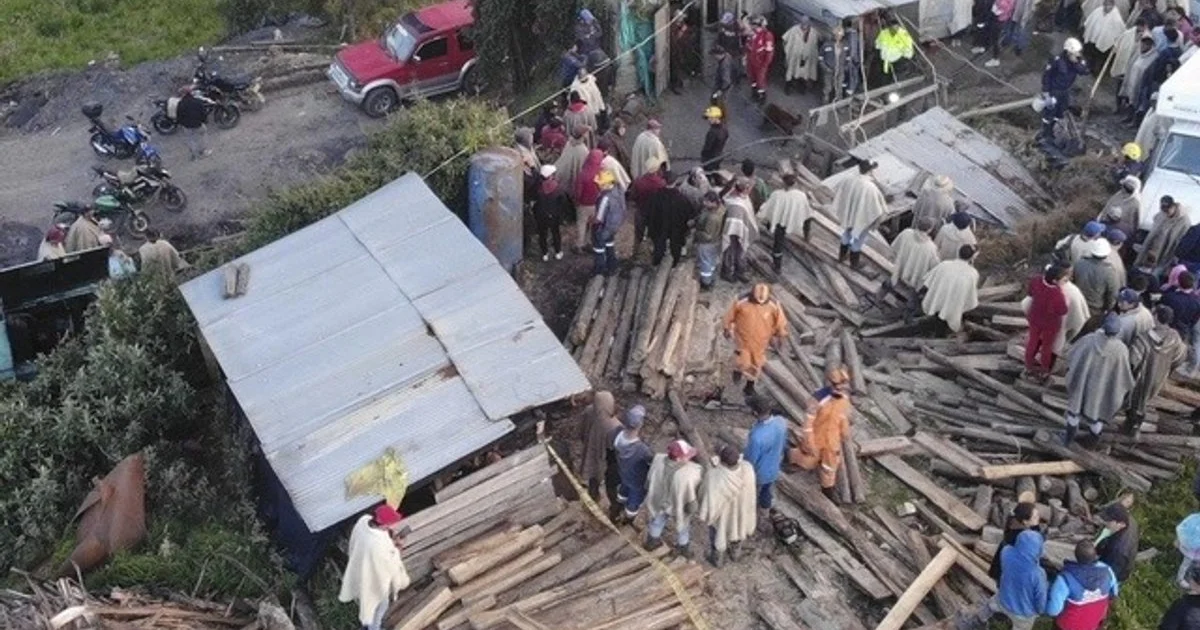 Nueve personas fallecidas tras explosión en una mina en el centro de Colombia