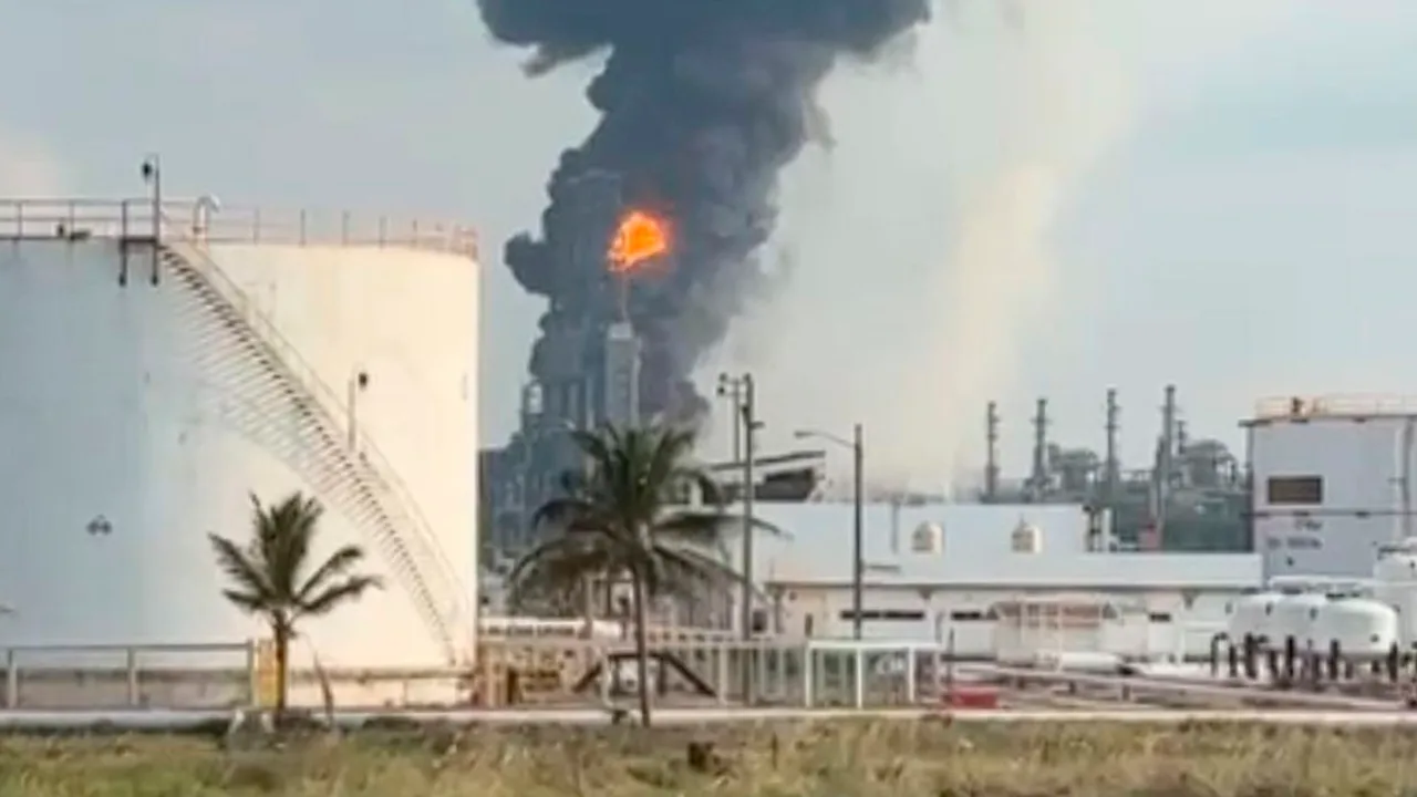 Confirman nuevo incendio en una refinería de Petróleos Mexicanos