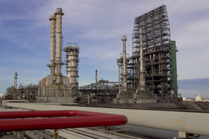 El brent sube cerca del 3 % y el barril supera los 90 dólares tras nuevos ataques en Irán