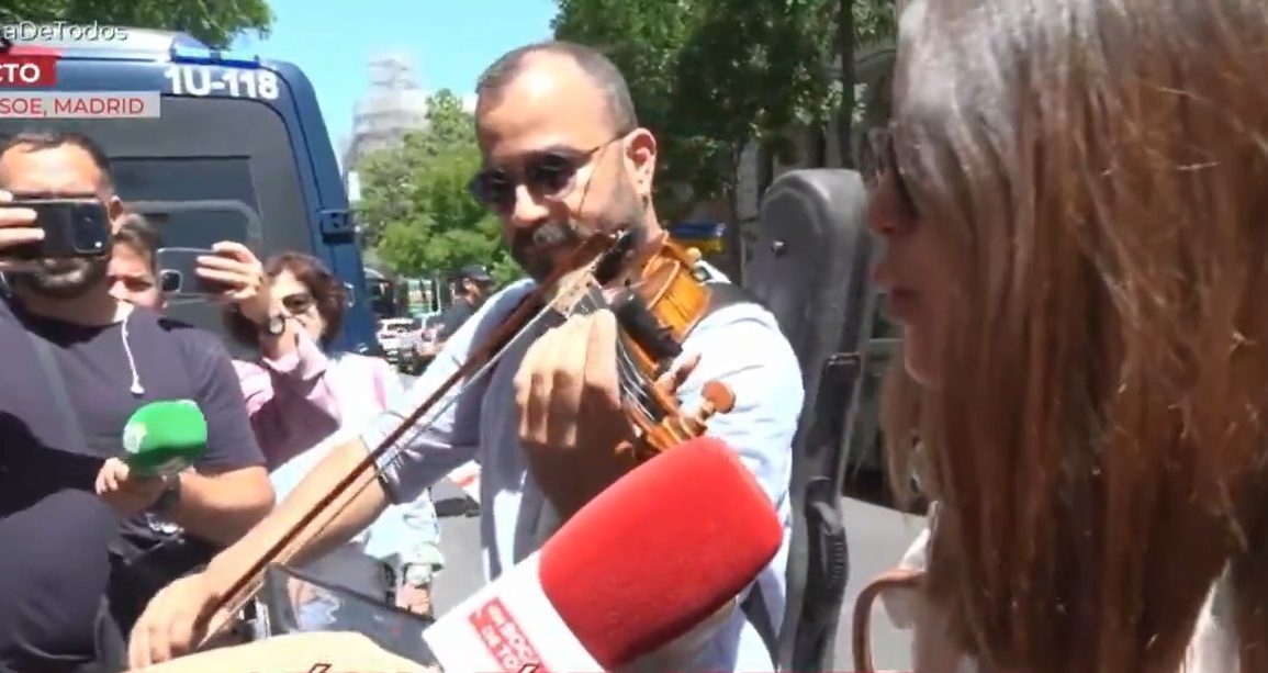 VIDEO: violinista toca música fúnebre frente a la sede del Psoe en Madrid