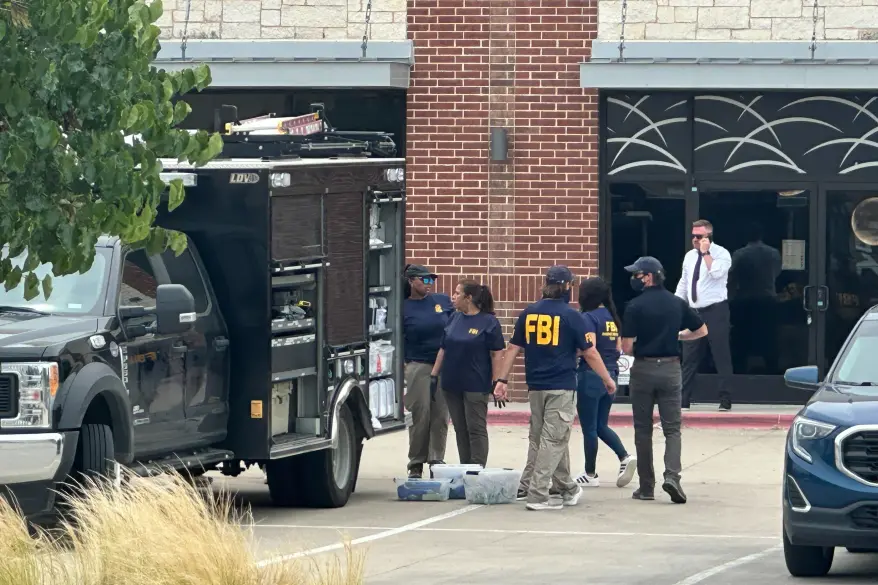 Hombre abrió fuego en un centro comercial a las afueras de Dallas y dejó al menos dos muertos
