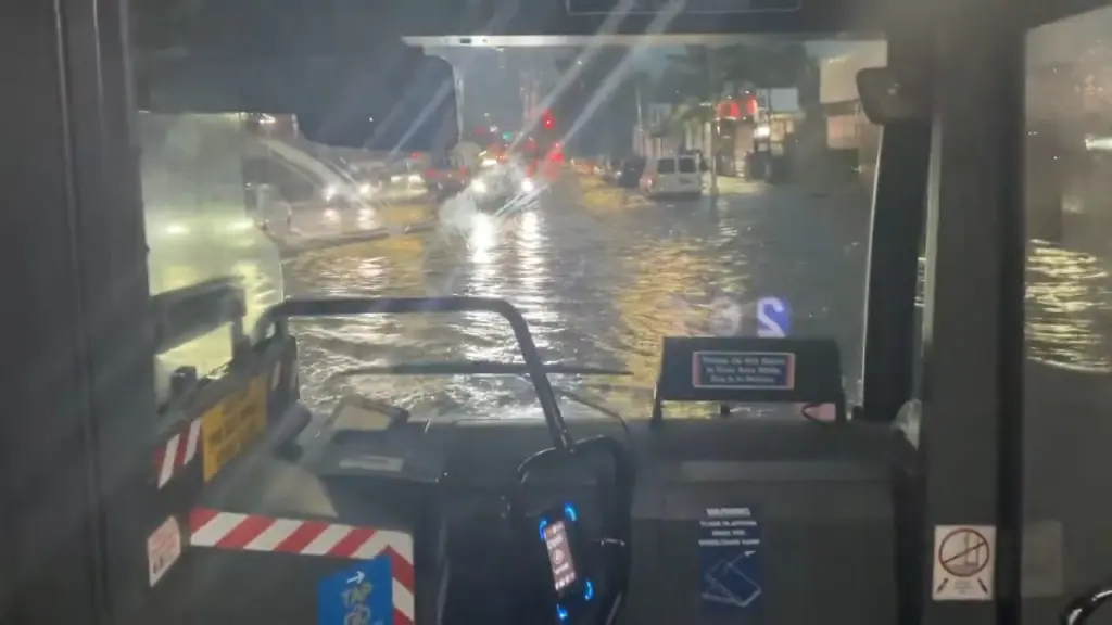 Inundaciones repentinas en Nueva York dejan a los conductores sumergidos en la vía (FOTOS)