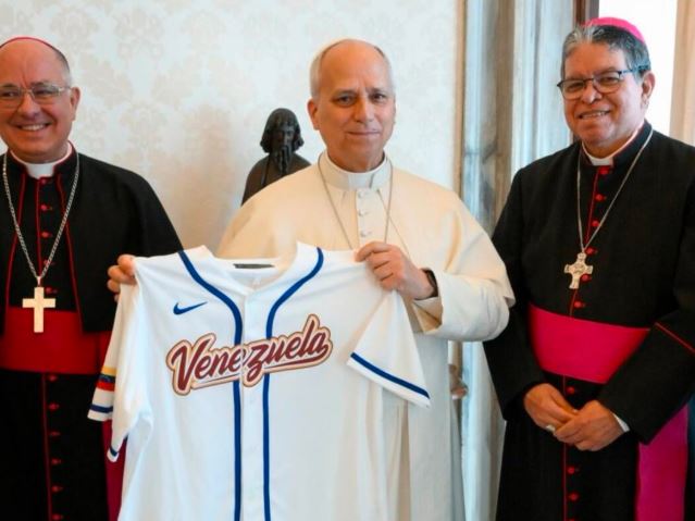 León XIV recibió una camiseta de la Venezuela campeona del Clásico Mundial de Béisbol 2026