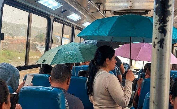 ¡Insólito! Pasajeros tuvieron que aguantar goteras en una Encava durante su ruta hacia Maracay (VIDEO)