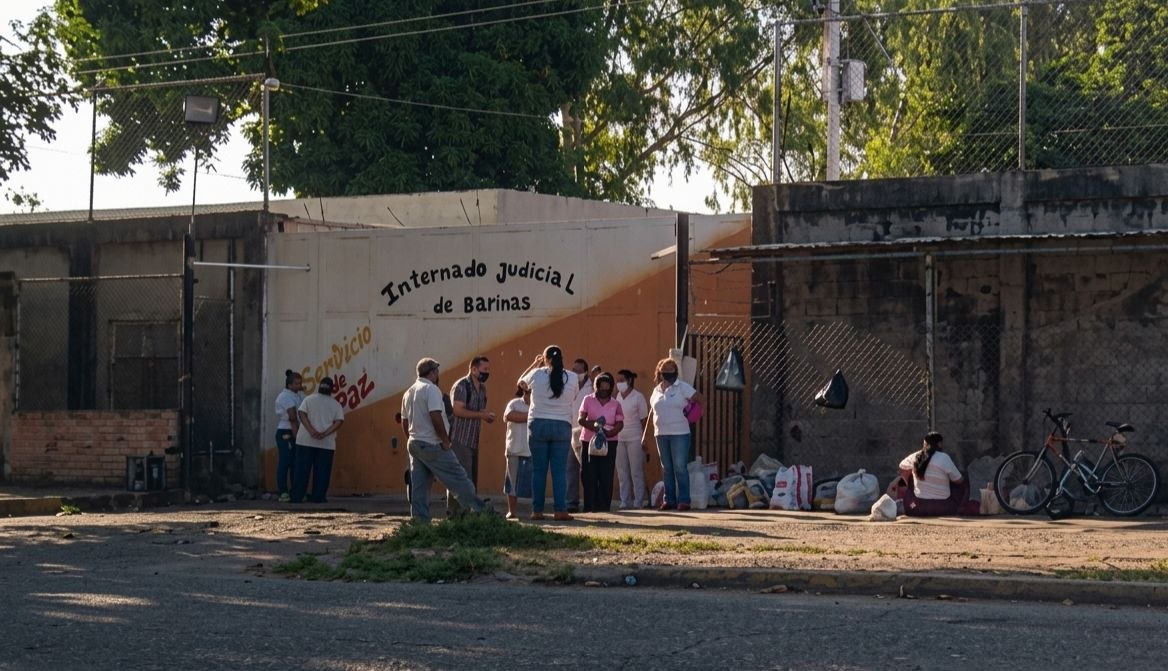 Angustia en el penal de Barinas: Familiares de reclusos reportan presunta intervención y exigen información sobre traslados