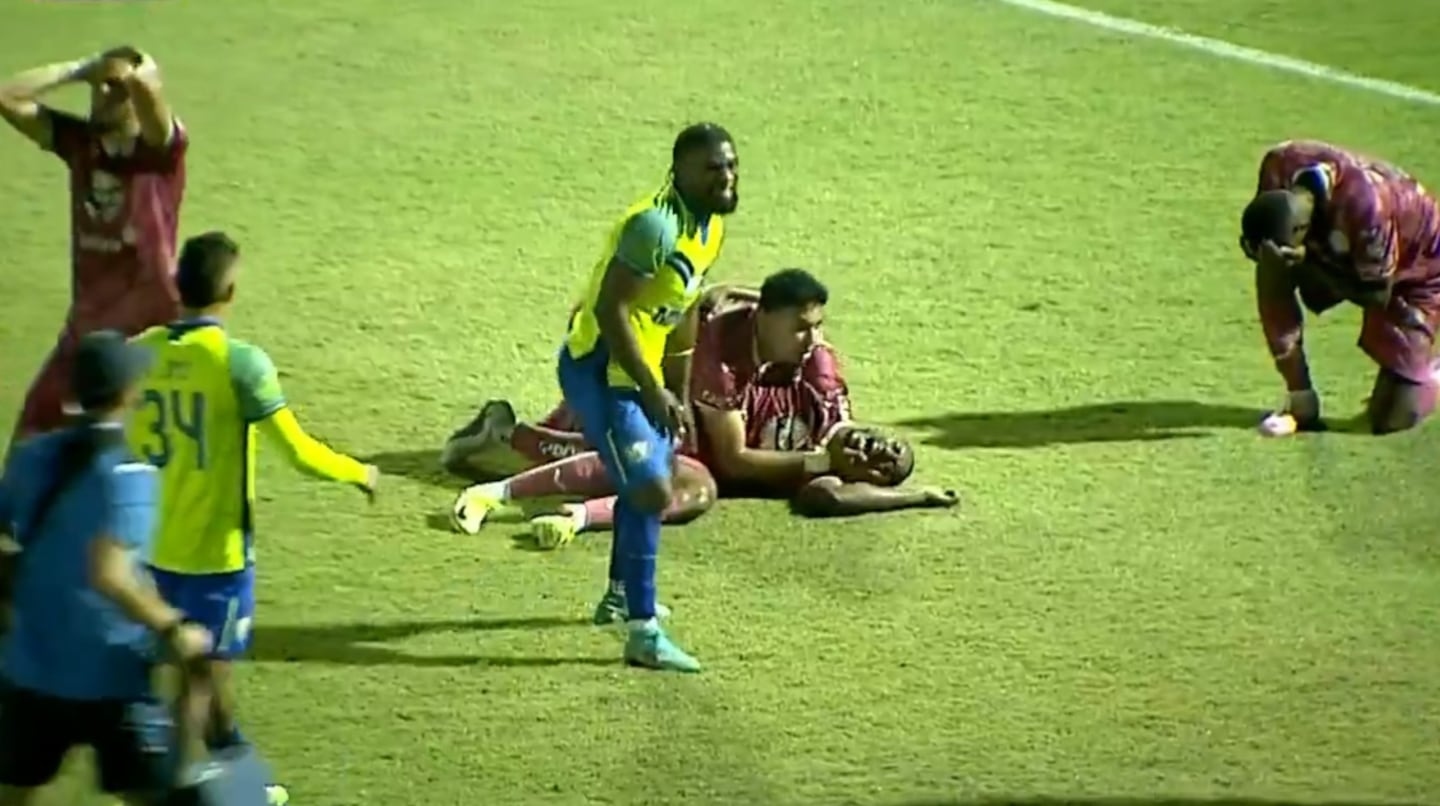 Imágenes sensibles: Le quedó el tobillo colgando a un futbolista y sus compañeros se pusieron a llorar
