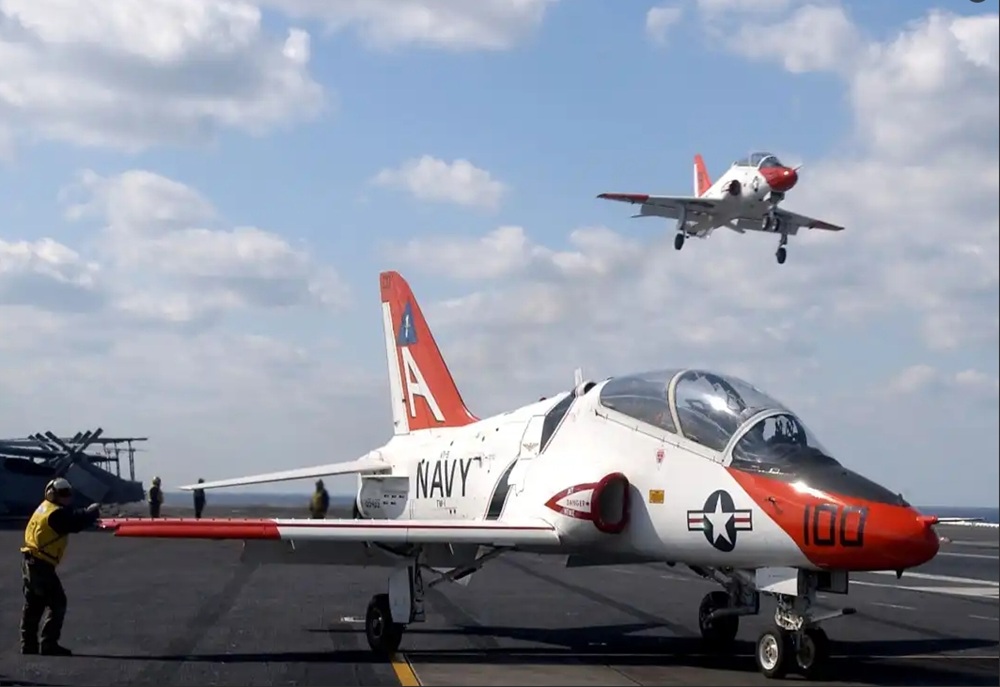 Dos pilotos navales de EEUU estrellaron un avión T-45C Goshawk en Misisipi y salieron ilesos de milagro