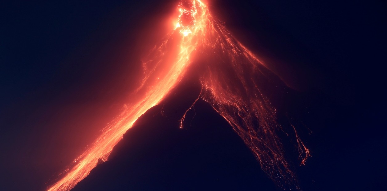 Increíble instante: filmaban la erupción de un volcán y cayó un meteorito (VIDEO)