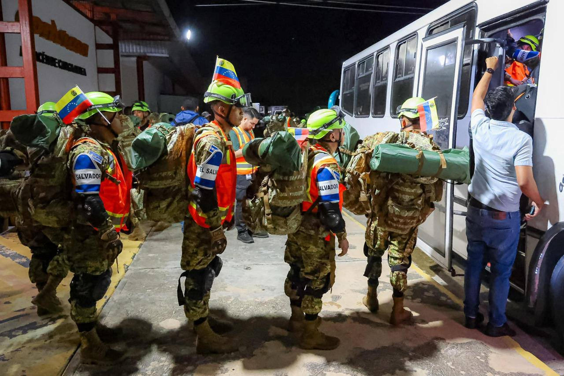 Brigadas de rescate de al menos nueve países llegaron a Venezuela para buscar sobrevivientes