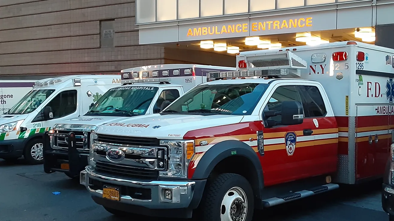 Milagro en Nueva York: bebé cayó dos pisos desde la ventana de su vivienda en Brooklyn y sobrevivió
