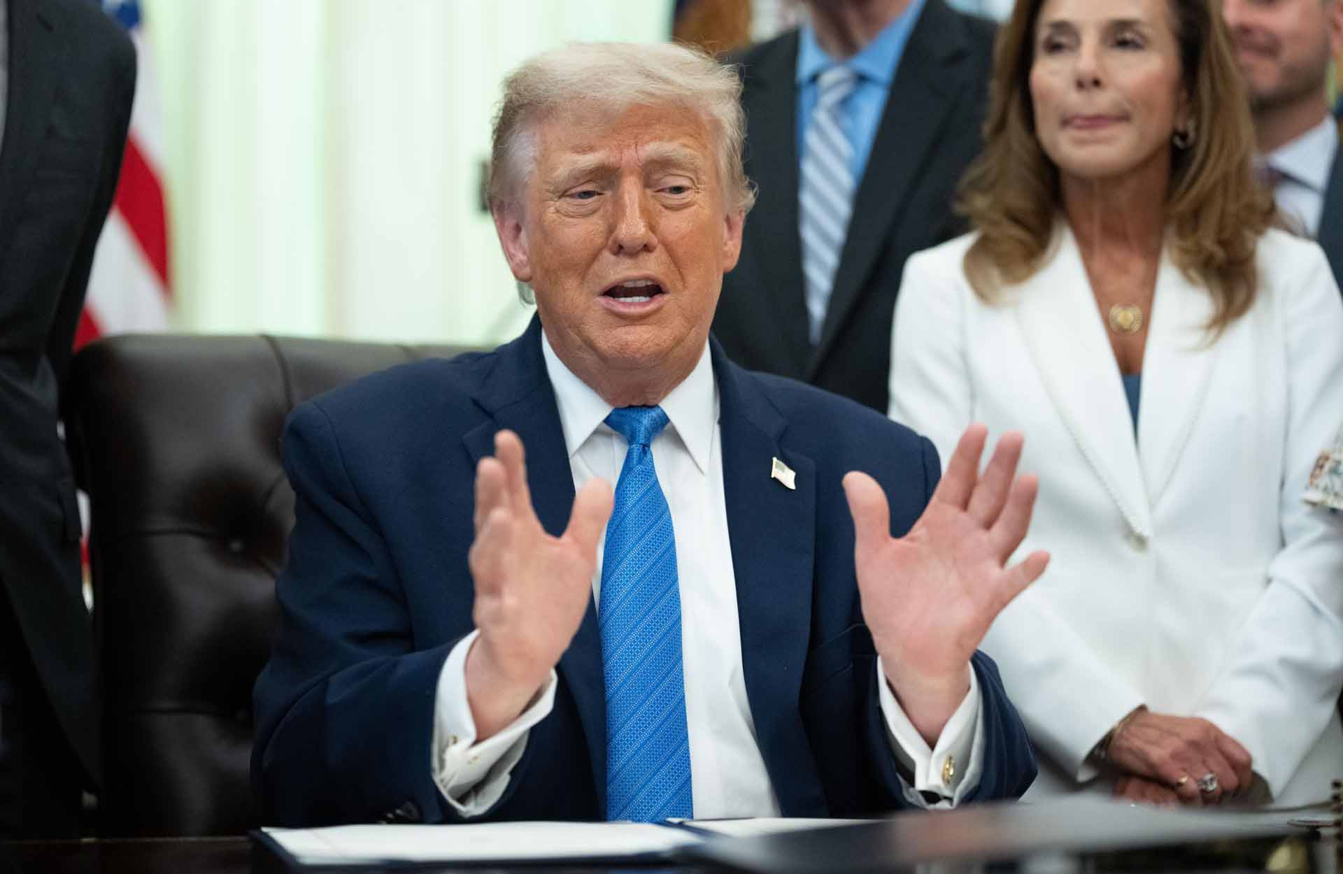 Trump asegura que podría tomar Irán "mañana" si quisiera env