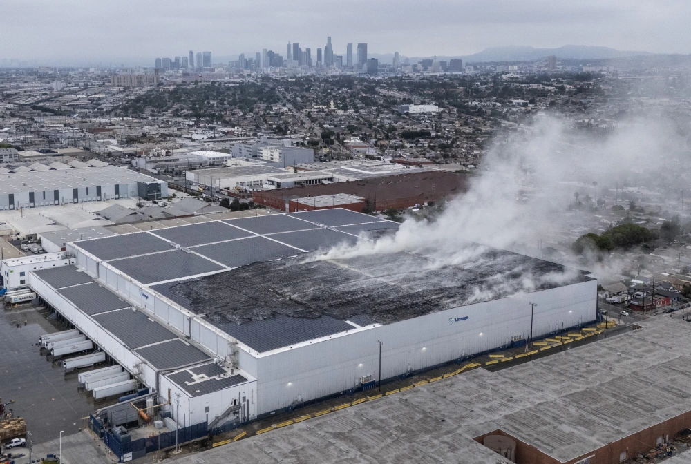Newsom declara el estado de emergencia por un incendio comercial en barrio de Los Ángeles
