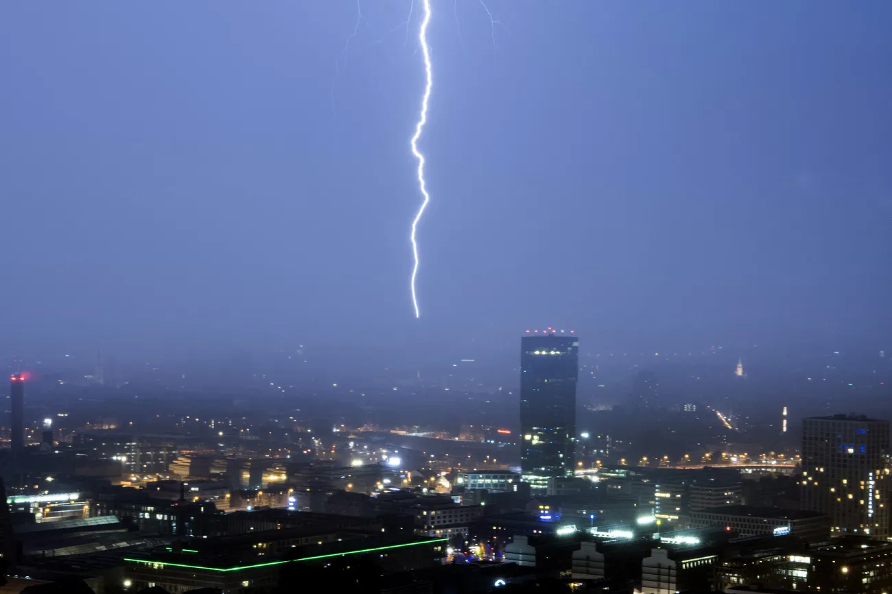 El tifón Mekkhala y la tormenta tropical Higos avanzan al unísono hacia Japón