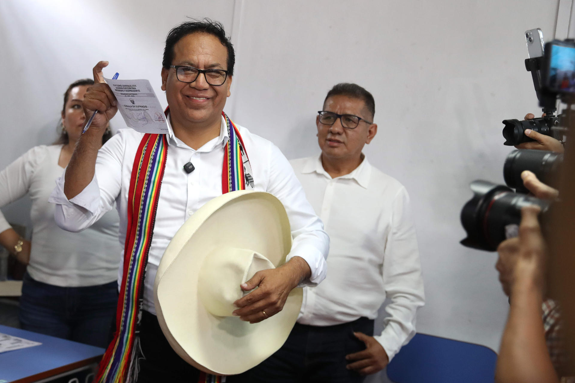 Roberto Sánchez emitió su voto y llamó a respetar los result