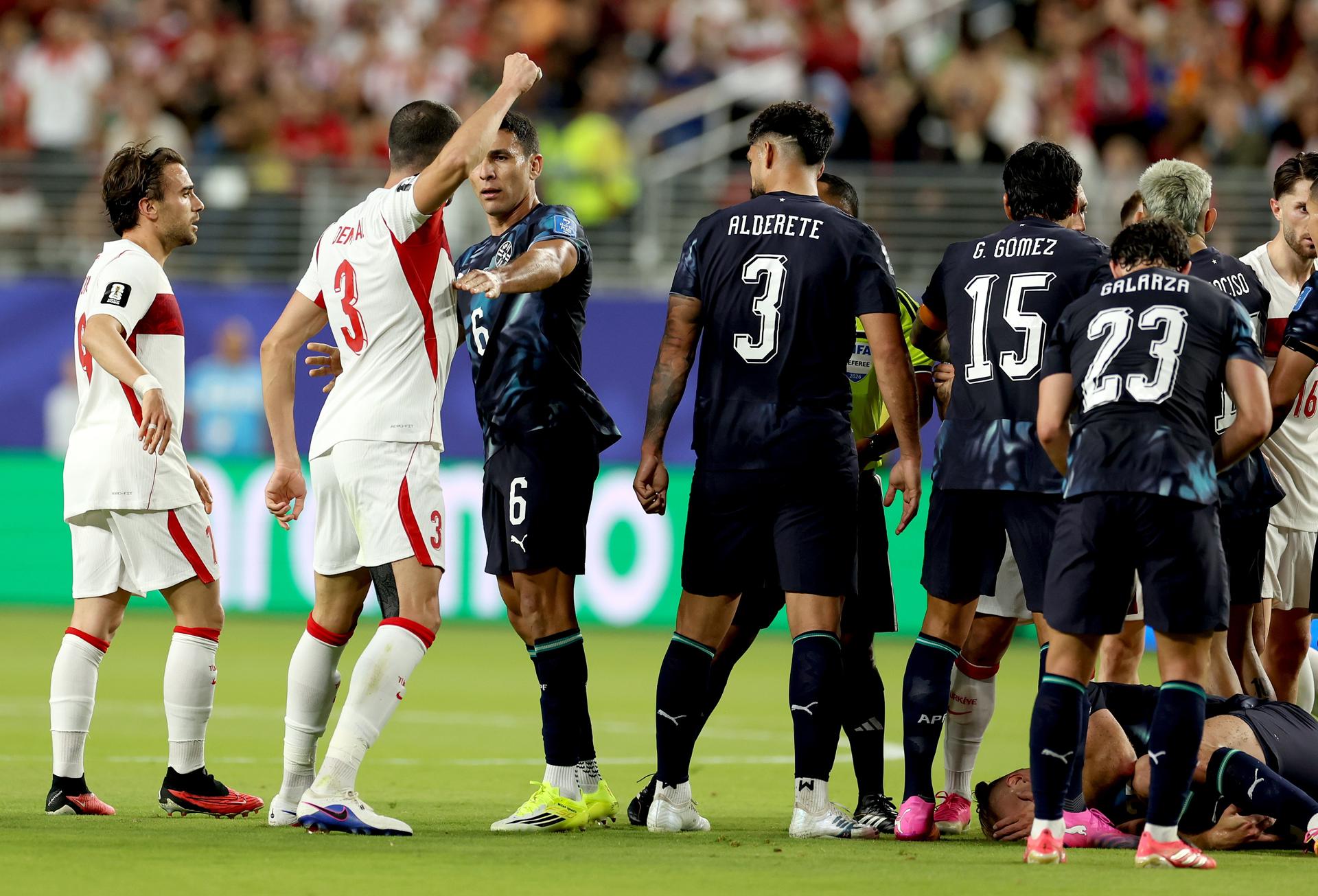 Lo que nadie vio: futbolista de Paraguay se "robó" el reloj del árbitro en pleno partido contra Turquía (VIDEO)