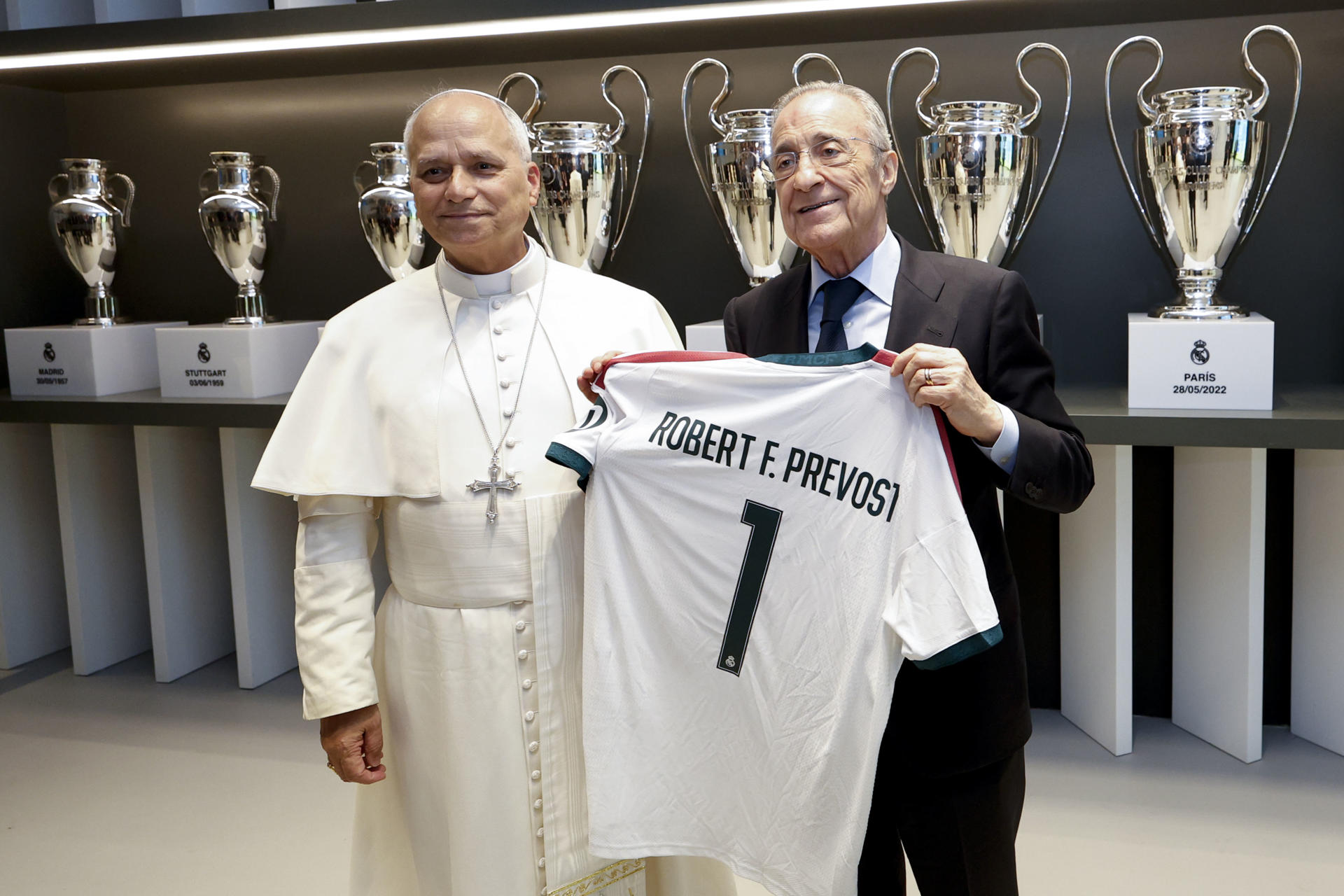 Florentino Pérez le obsequió al papa León XIV una 