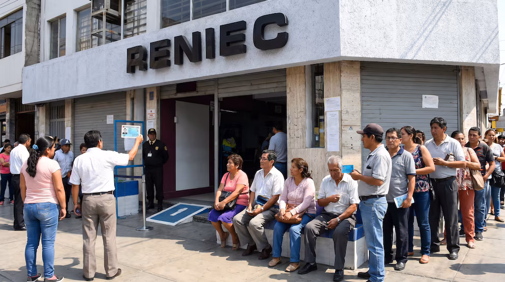 Comienza en Perú la votación de la segunda vuelta presidenci