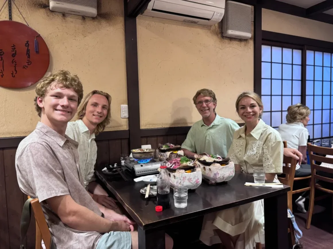 Familia de Alabama suplica por el regreso de su hijo desaparecido durante un viaje familiar en Japón