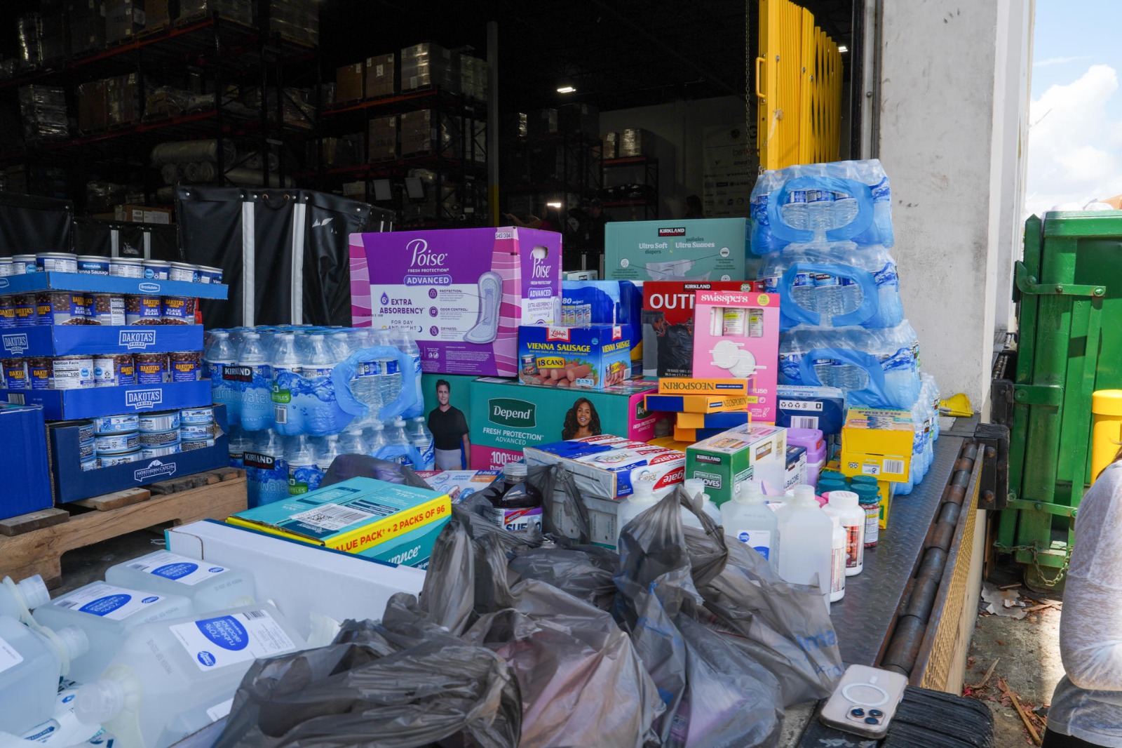 Voluntarios envían desde Miami los primeros insumos médicos a Venezuela tras terremotos