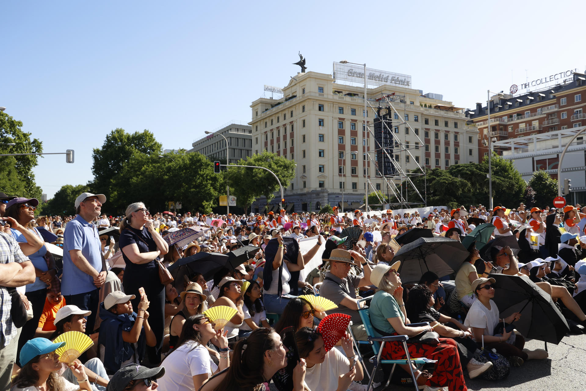 Una marea multicultural se congrega alrededor del Papa en su
