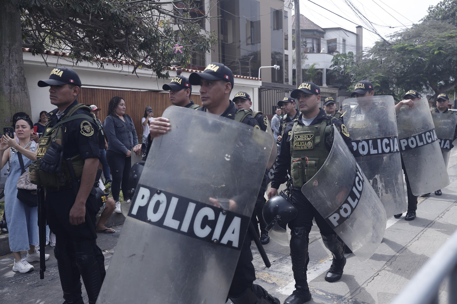 Escándalo en Perú: detuvieron a dos observadores por marcar 