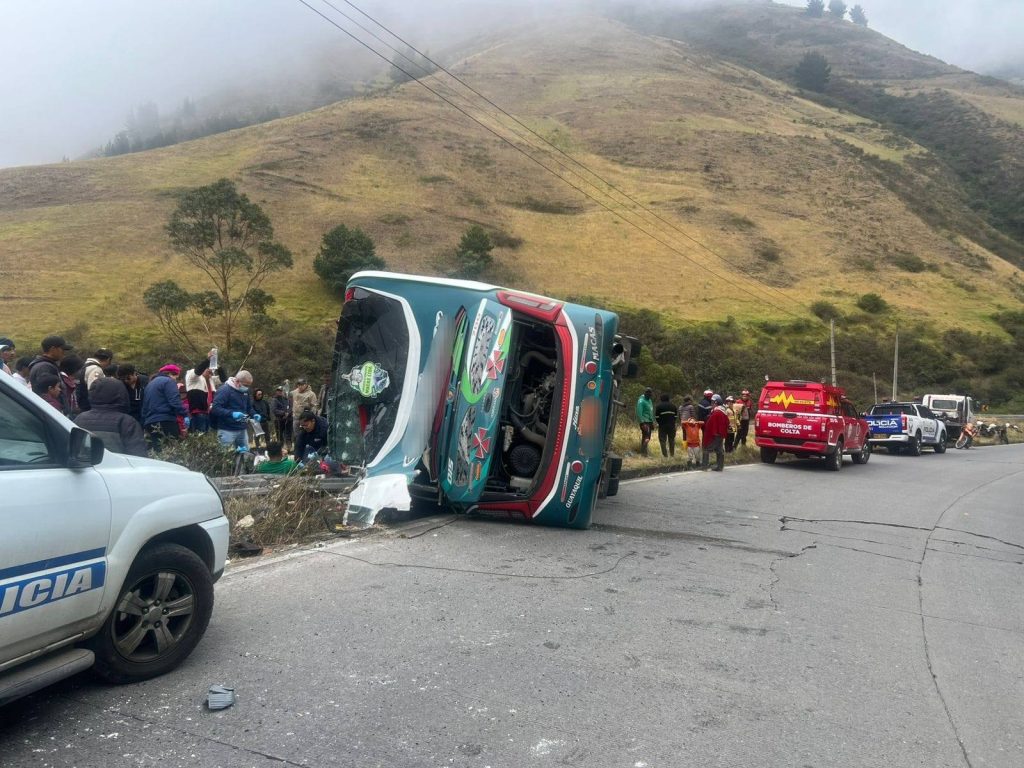Al menos cuatro muertos tras el volcamiento de un autobús de pasajeros en Ecuador