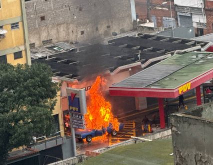 En IMÁGENES: un carro se incendió en una estación de servicio del centro de Caracas este #19Jun