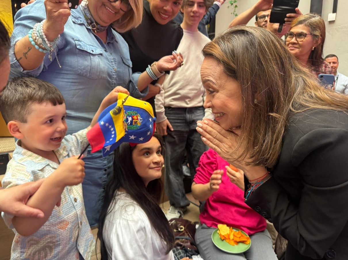 María Corina Machado se abraza con la comunidad venezolana en Oslo (VIDEO)