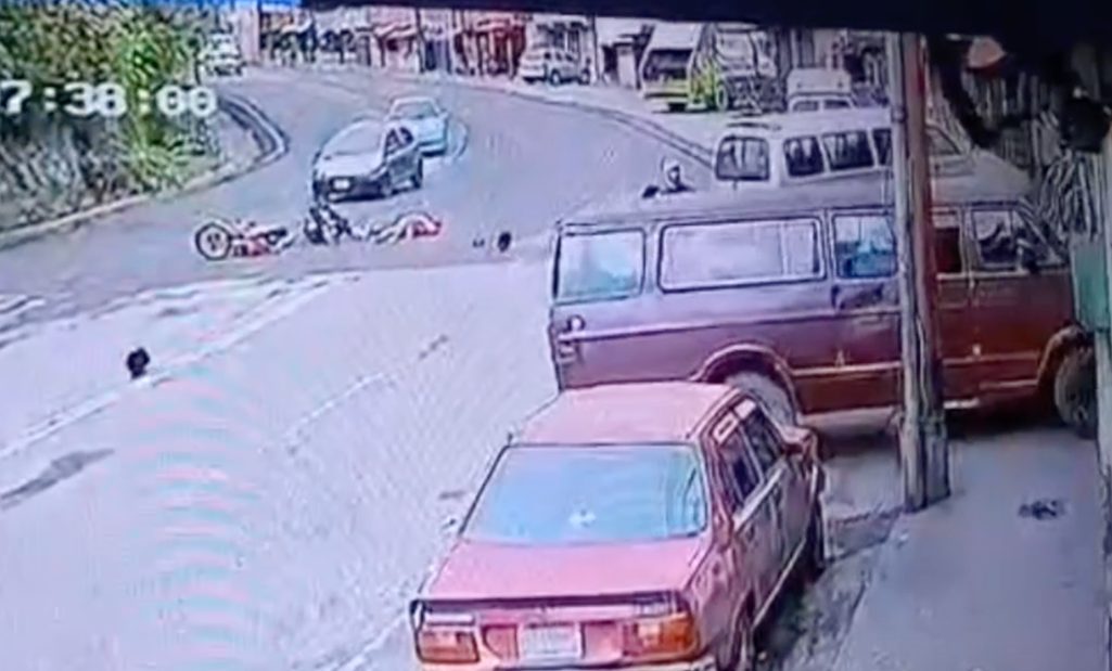 VIDEO: camioneta sin frenos impactó múltiples vehículos y se estrelló contra una casa en Los Teques