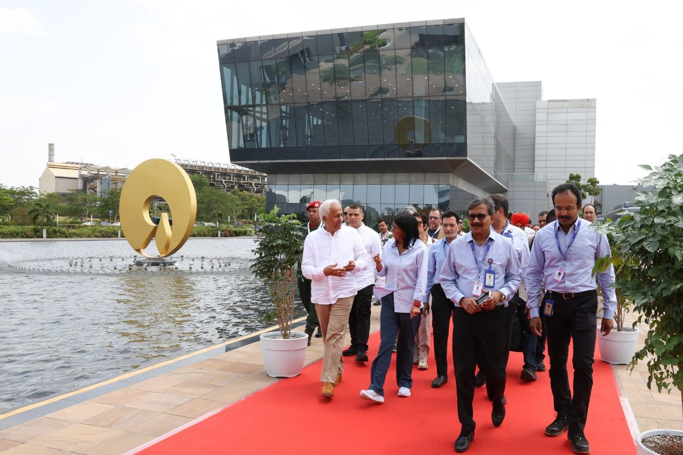 Delcy Rodríguez visitó la mayor refinería de petróleo del mundo en India