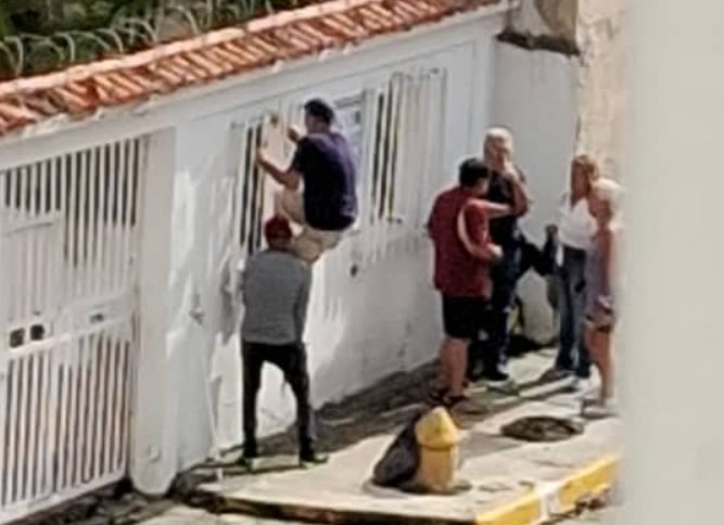 VIDEO: colectivos chavistas invaden sede de la Asociación de