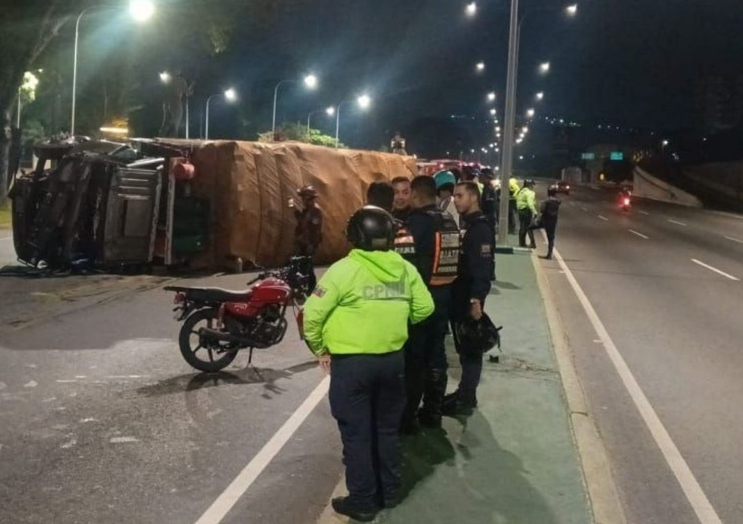 Camión de carga pesada volcó durante la noche en la autopista Valle-Coche