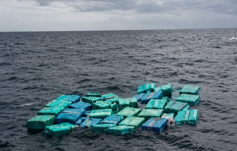 Policía de Ecuador halló 1,4 toneladas de cocaína en bultos a la deriva en altamar