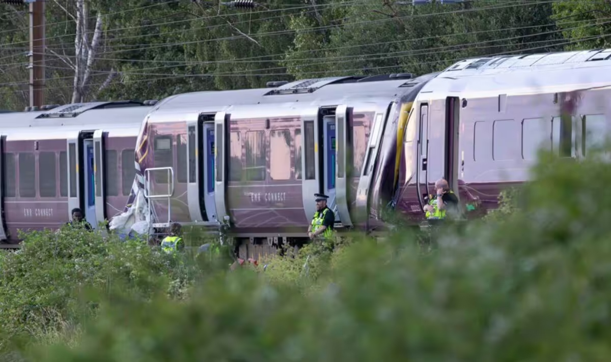 Tragedia en Inglaterra: al menos un muerto y decenas de heridos tras choque de dos trenes