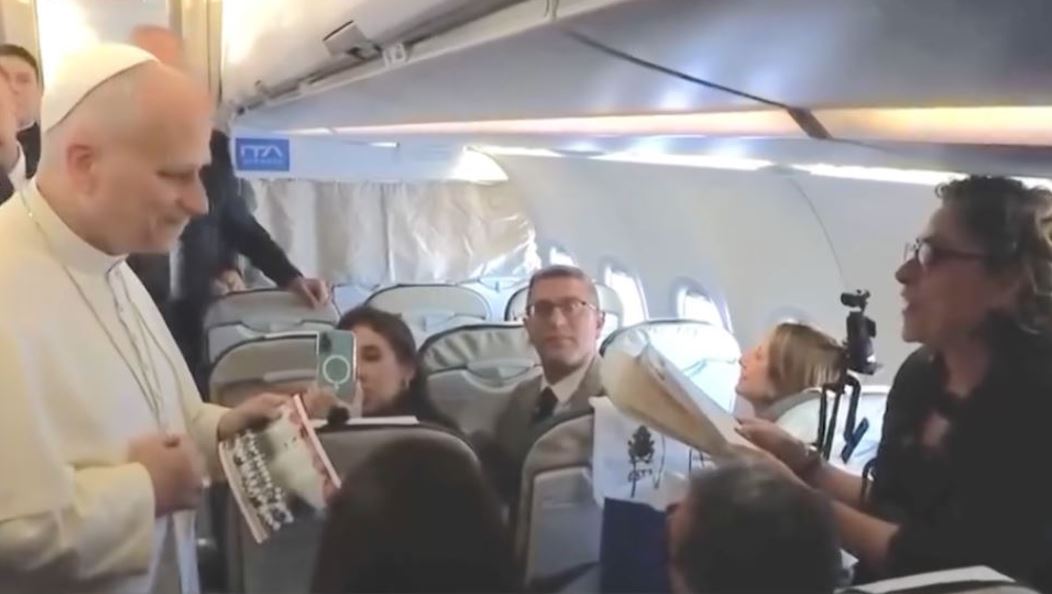 Cartas de 33 niños venezolanos llegaron al papa León XIV durante su viaje a España (VIDEOS)