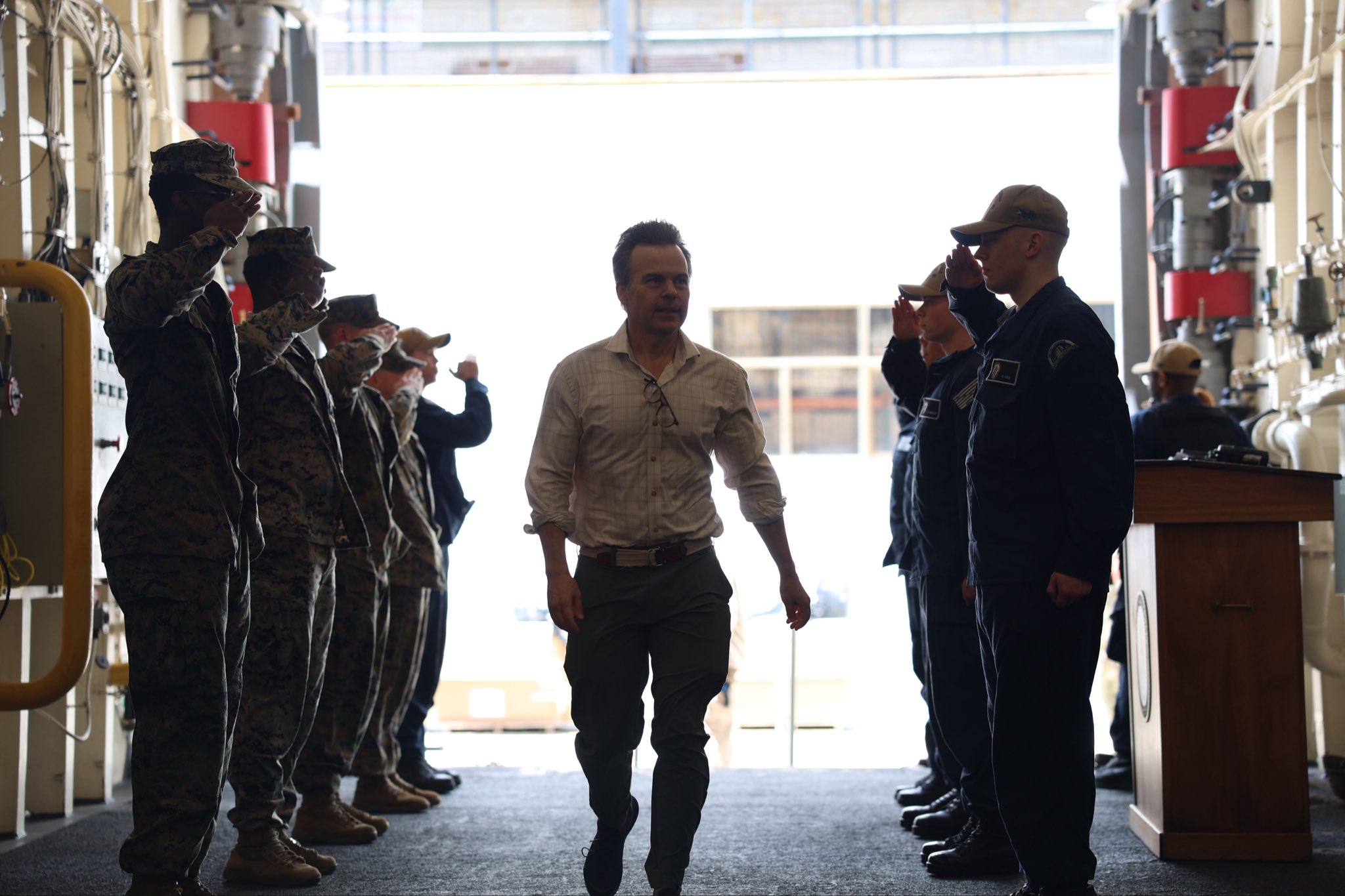 John Barrett recorrió el USS Fort Lauderdale desplegado frente a La Guaira (FOTOS)