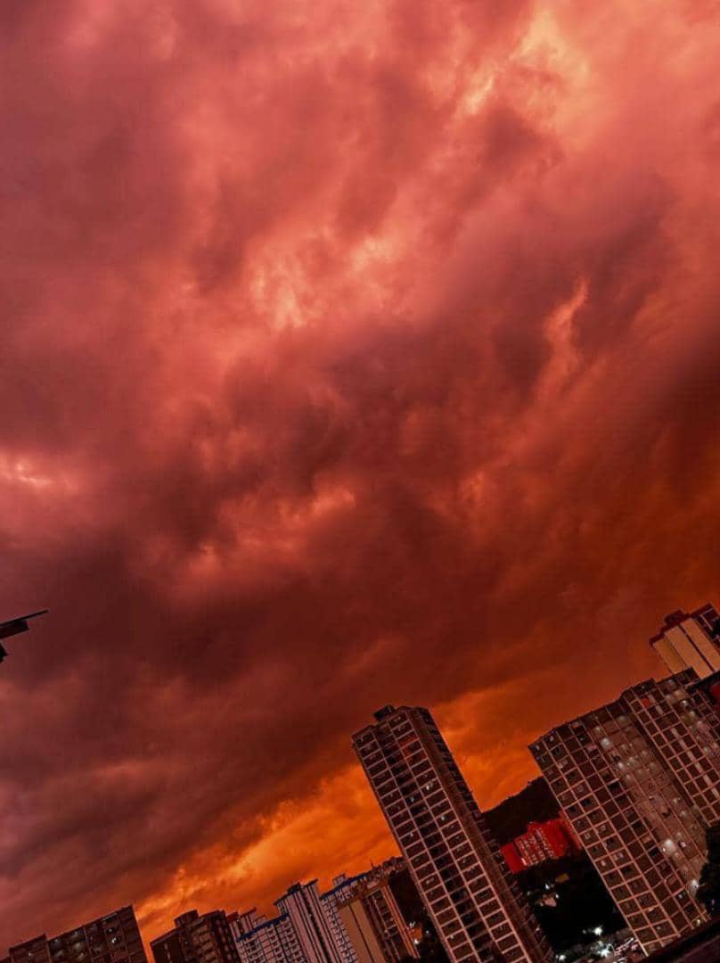 ¿Fue por los terremotos? La explicación detrás del cielo rojo que sorprendió a Caracas (IMÁGENES) 3 HMGW p2WoAErTE3