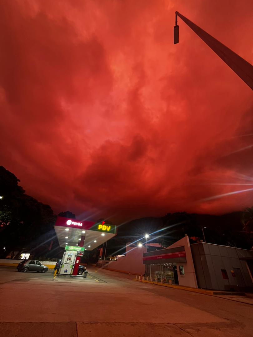 ¿Fue por los terremotos? La explicación detrás del cielo rojo que sorprendió a Caracas (IMÁGENES) 4 HMGWHZVWEAAvogf