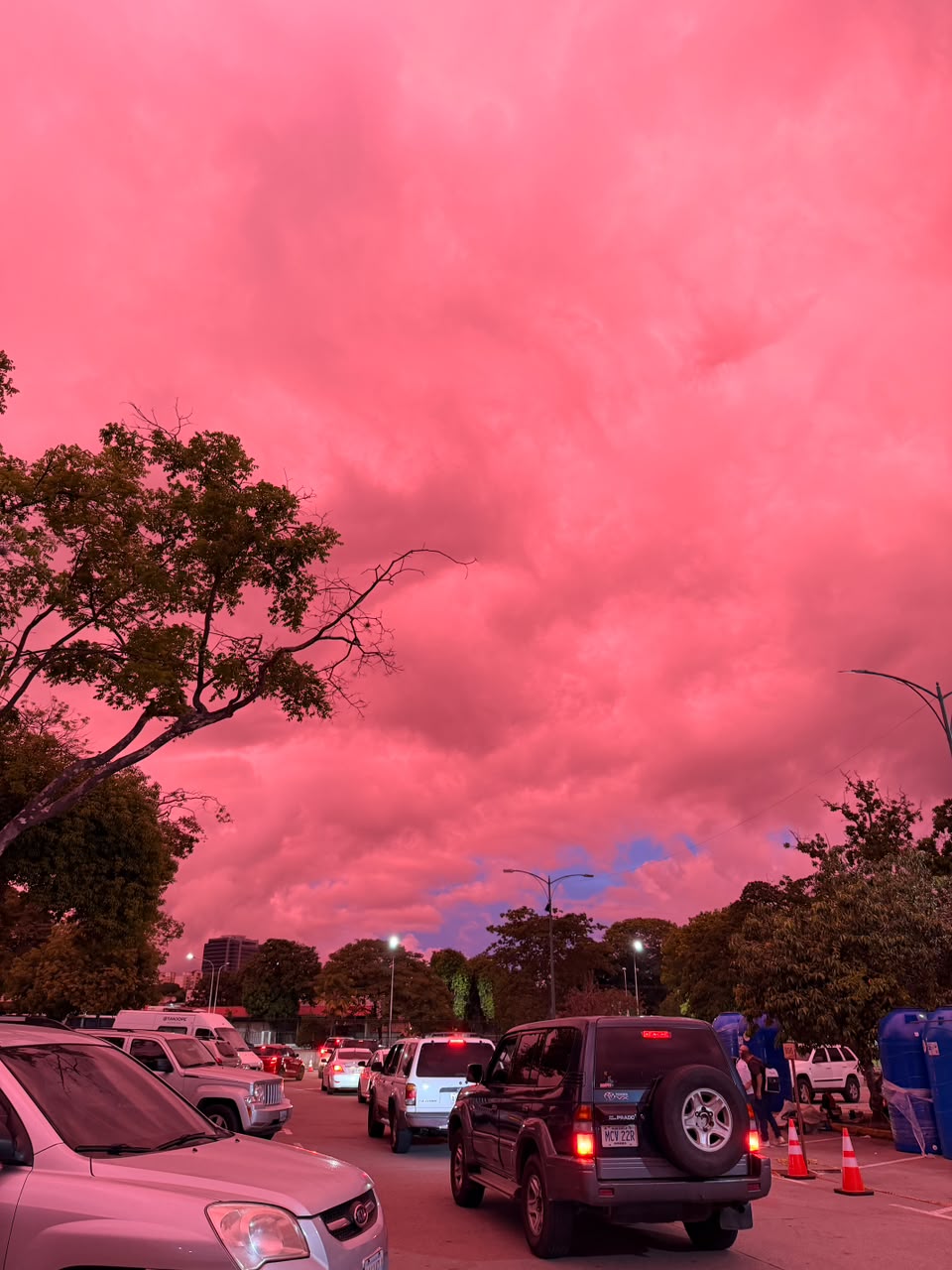 ¿Fue por los terremotos? La explicación detrás del cielo rojo que sorprendió a Caracas (IMÁGENES) 6 HMGeD6HXAAApFVm 1