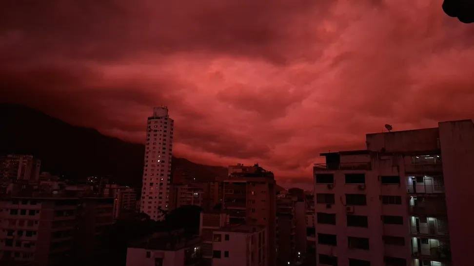 ¿Fue por los terremotos? La explicación detrás del cielo rojo que sorprendió a Caracas (IMÁGENES) 2 HMGlgISa8AAN5 T