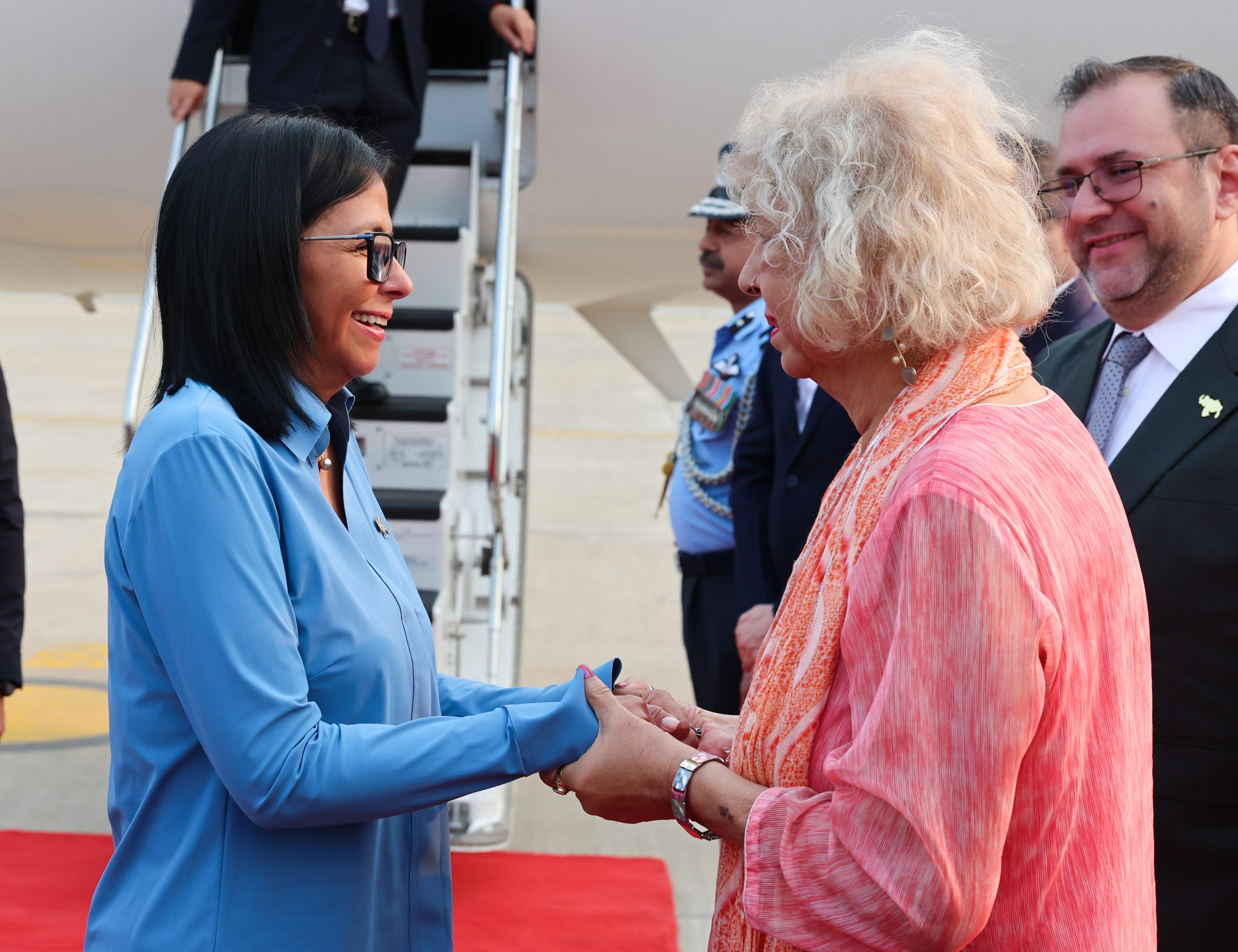 Delcy Rodríguez arribó a la India para buscar acuerdos petroleros ordenados por EEUU (FOTOS)
